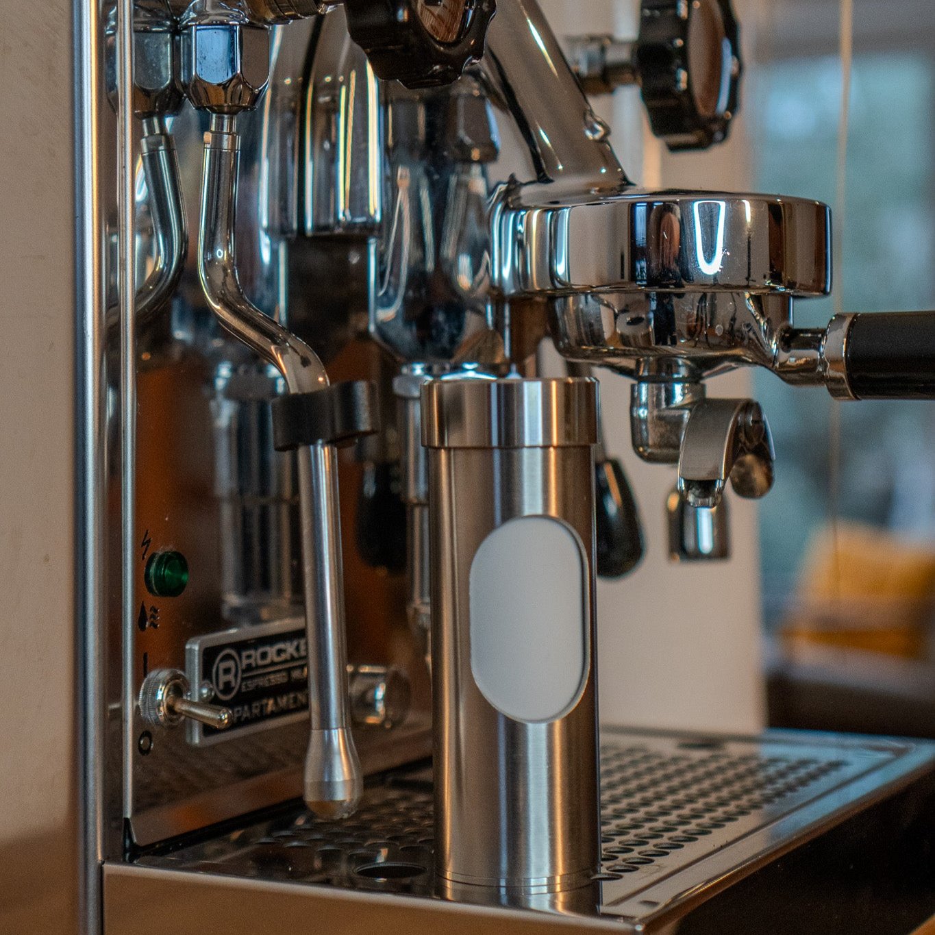 Kaami. Lanco Dampflanzenreiniger in modernem Barista-Setup – vereint Funktionalität und elegantes Design. Ersetzt das alte Barista Tuch