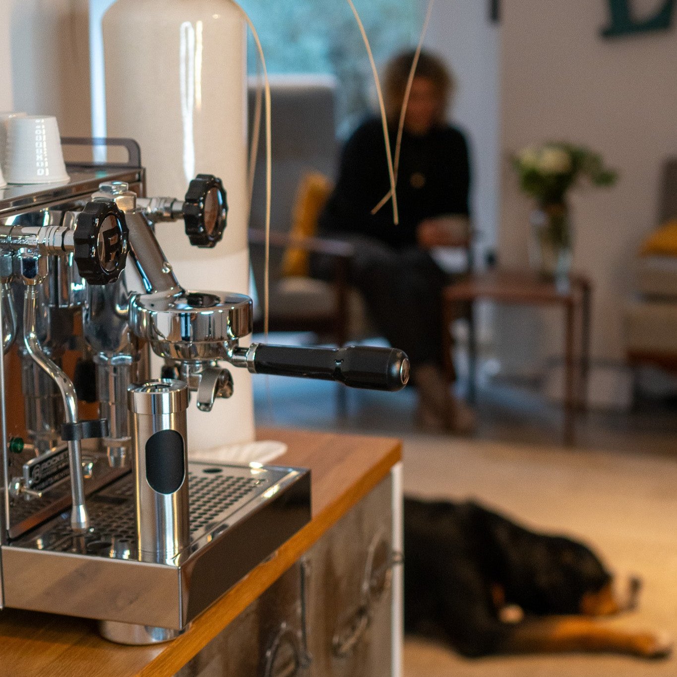 Kaami. Lanco Dampflanzenreiniger im Einsatz – effektive Reinigung der Milchschaumdüse mit über 100°C Dampfstoß, ideal für Baristas und Home-Baristas.